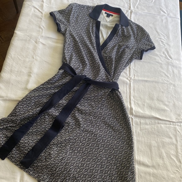 Tommy Hilfiger tie wrap dress. Logo pattern, with belt tie waist. Size Medium. - Picture 6 of 8